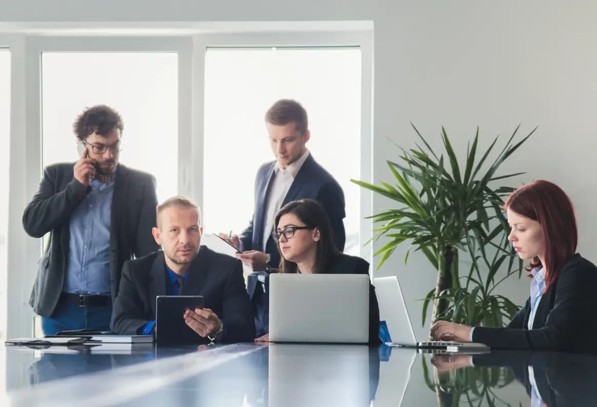 Click Inmo team in a business discussion